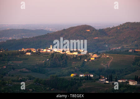 Vue village tôt le matin dans la municipalité de Medana Sdrb dans la région du littoral slovène de la Slovénie. Banque D'Images