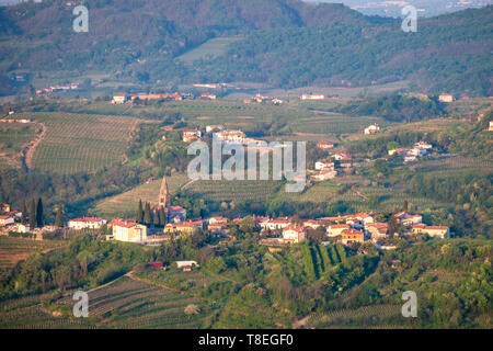 Matin dans le village de Biljana avec église paroissiale en municipalité de Brda, dans la région de Slovénie. Banque D'Images