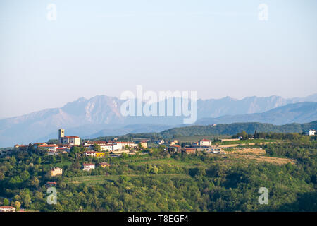 Petit village viticole de Šmartno Brda en Slovénie avec des Alpes Juliennes, Horizont Banque D'Images