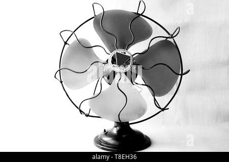 Ventilateur Vintage iron arrière-plan. 50s. Arrivée de l'été et le soulagement de la chaleur. refroidir l'air. Climatisation. composition photographique. Banque D'Images