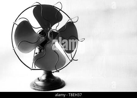 Ventilateur Vintage iron arrière-plan. 50s. Arrivée de l'été et le soulagement de la chaleur. refroidir l'air. Climatisation. composition photographique. Banque D'Images