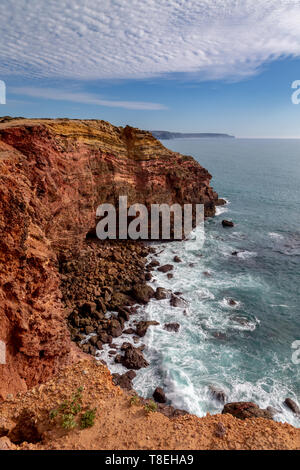 Côte Rocheuse dans le parc naturel de Costa Vicentina, à l'océan Atlantique, à l'Algarve, au Portugal. Banque D'Images