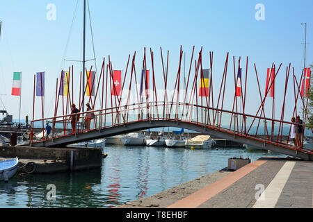 Bardolino, Vénétie, Italie - 09 septembre 2018 : Le port de Bardolino, sur le lac de Garde - Italie. Banque D'Images