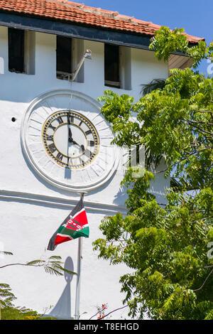 Tour de l'horloge de la bibliothèque du musée de Fort Jésus sur un après-midi ensoleillé, la vieille ville de Mombasa, Kenya Banque D'Images