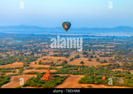 Vue depuis un ballon à air chaud à Bagan, tôt le matin (Myanmar) Banque D'Images