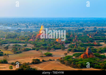 Vue de la Pagode Dhammayazika depuis une montgolfière survolant Bagan, Myanmar Banque D'Images