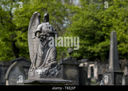 La figure d'un ange endommagé à nouveau Cimetière Calton, Édimbourg, Écosse, Royaume-Uni. Banque D'Images