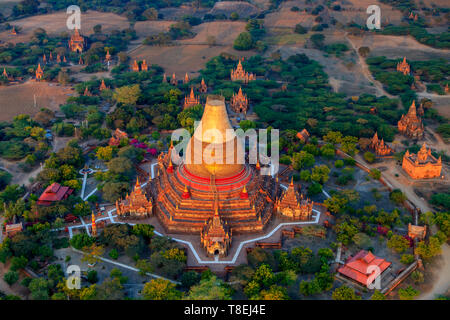 Vue de la Pagode Dhammayazika depuis une montgolfière survolant Bagan, Myanmar Banque D'Images