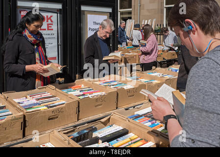 Les clients lors de l'Assemblée Christian Aid Livre Vente à St Andrew's et St George's Church ouest sur George Street, Édimbourg, Écosse, Royaume-Uni. Banque D'Images