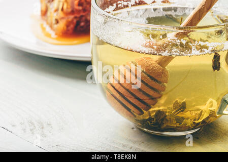 Balancier miel en tasse de thé vert. Copy space Banque D'Images