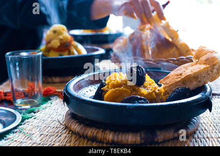 Tajine de viande aux amandes de prune et de graines de sésame. Maroc Banque D'Images