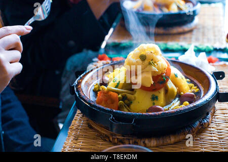 Poulet mijoté avec les pruneaux, les amandes, les oignons et saupoudré de sésame, tajine marocain Banque D'Images