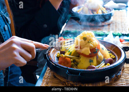 Poulet mijoté avec les pruneaux, les amandes, les oignons et saupoudré de sésame, tajine marocain Banque D'Images