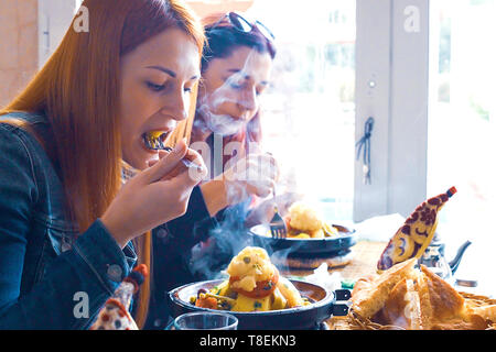 Poulet mijoté avec les pruneaux, les amandes, les oignons et saupoudré de sésame, tajine marocain Banque D'Images