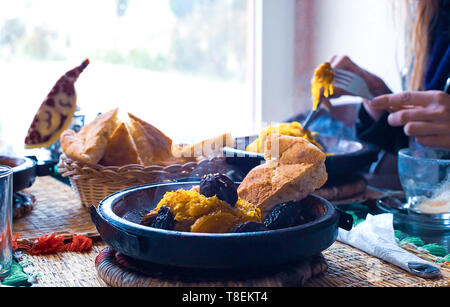 Tajine de viande aux amandes de prune et de graines de sésame. Maroc Banque D'Images