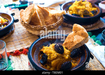 Tajine de viande aux amandes de prune et de graines de sésame. Maroc Banque D'Images