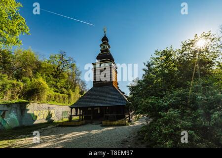 Prague, République tchèque - Le 22 avril 2019 - Église de l'Archange Michael construit au 18e siècle avec toit en bardeaux de bois de sciage, Kinsky Garden. Banque D'Images