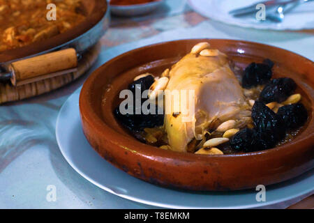 Poulet mijoté avec les pruneaux, les amandes, les oignons et saupoudré de sésame, tajine marocain, Banque D'Images