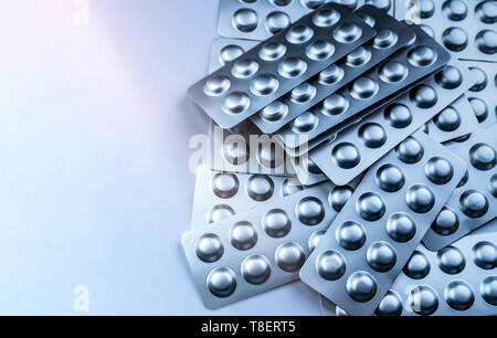 Calmant et relaxant musculaire médecine. Pile de papier d'aluminium argent blister. Pharmacie et industrie pharmaceutique concept. L'usage de drogue Banque D'Images