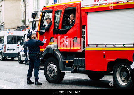 Paris France le 11 mai 2019 Vue d'une voiture de pompier français roulant dans la rue lors de manifestations de la Yellow Jackets Banque D'Images