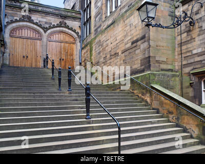 Édimbourg - Septembre 2016 : Université d'Édimbourg, ancien bâtiment de style gothique avec escalier en pierre, comme vu à Édimbourg vers 2016. Banque D'Images