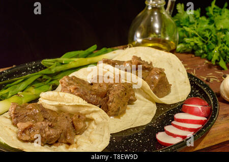 Aloyau mexicaine tacos avec côtés et les herbes, faible clé avec copie espace Banque D'Images