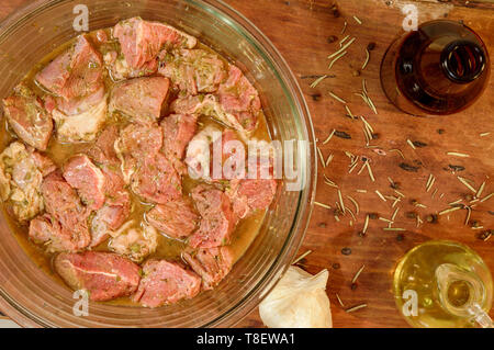 Aloyau de boeuf, marinade mexicaine de fines herbes, d'épices et de bière, copy space Banque D'Images