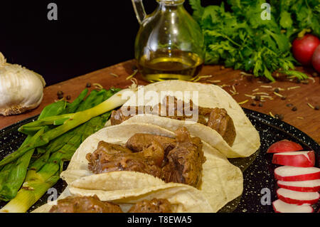 Tacos au boeuf mexicain avec des oignons de printemps, radis et fines herbes, copy space Banque D'Images