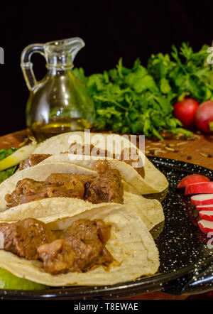 Tacos au boeuf aloyau, la nourriture mexicaine faite à la bière marinade et tortilla de maïs with copy space Banque D'Images