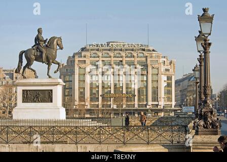 France, Paris, région classée au Patrimoine Mondial de l'UNESCO, le roi Henri IV statue sur l'Ile de la Cité et sur le pont Neuf couvert par la neige et la Samaritaine department store à l'arrière-plan Banque D'Images