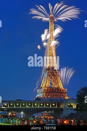 France, Paris, la Tour Eiffel et d'artifice (® SETE illuminations Pierre Bideau) Banque D'Images