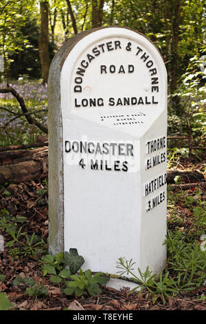 19ème siècle ancien jalon dans Edenthorpe - Doncaster et Thorne Road - 4 miles à Doncaster - 3 miles de Hatfield - 6¼ miles à Thorne Banque D'Images