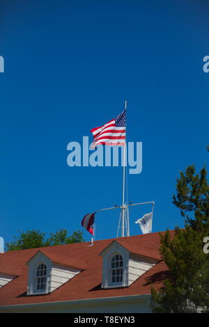 Drapeau américain sur le toit rouge Banque D'Images