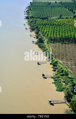 France, Gironde, Pauillac, carrelets sur l'estuaire de la Gironde (vue aérienne) Banque D'Images