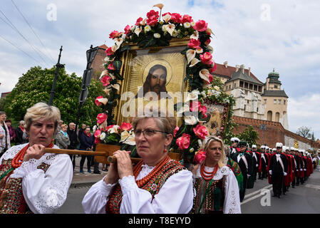 Les femmes portant des costumes traditionnels vu porter une peinture religieuse au cours de la procession en l'honneur de saint Stanislas. Stanislas de Szczepanow a été un évêque de Cracovie au cours de la 11e siècle. La procession rassemble des évêques, consacré et les chrétiens catholiques connus les peintures de toute la Pologne y compris la Vierge noire de Czestochowa . Banque D'Images