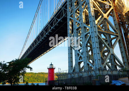 Petit phare rouge, George Washington Bridge Banque D'Images