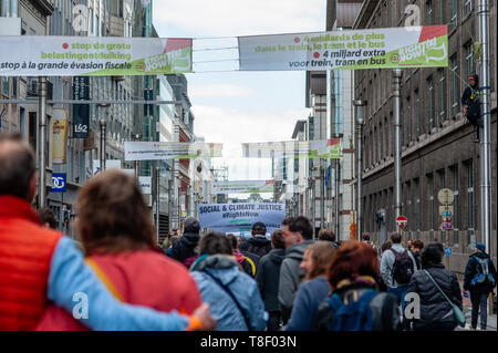 Les grandes bannières sont vus dans les rues pendant le mois de mars. Des milliers de personnes se sont réunies à la Gare du Nord à Bruxelles, lors d'une marche pour le climat et la justice sociale pour tous. Avec l'imminence des élections européennes, plusieurs organisations ont lancé cette démonstration d'unir le mouvement climatique, pour la justice sociale et contre le racisme, de défendre leurs droits fondamentaux. Banque D'Images