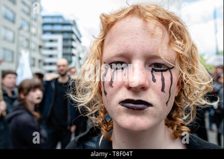 Une femme militante de rébellion, l'extinction est vu vêtu de noir composent au cours de la marche. Des milliers de personnes se sont réunies à la Gare du Nord à Bruxelles, lors d'une marche pour le climat et la justice sociale pour tous. Avec l'imminence des élections européennes, plusieurs organisations ont lancé cette démonstration d'unir le mouvement climatique, pour la justice sociale et contre le racisme, de défendre leurs droits fondamentaux. Banque D'Images