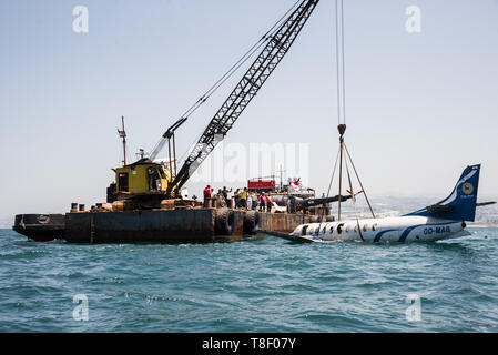 Une mise hors service, petit avion de passagers vu ramené dans l'eau pendant le projet. Avions déclassés sont ramené dans l'eau au large de la ville de Saida au Liban dans le cadre d'un projet de conservation pour créer un récif artificiel. La mer ici est stérile, donc, l'idée est de fournir des poissons et d'invertébrés, avec des structures permanentes pour leur donner une place pour se reproduire et le logement afin d'augmenter les stocks de poissons et la vie marine pour la pêche et le tourisme. Banque D'Images