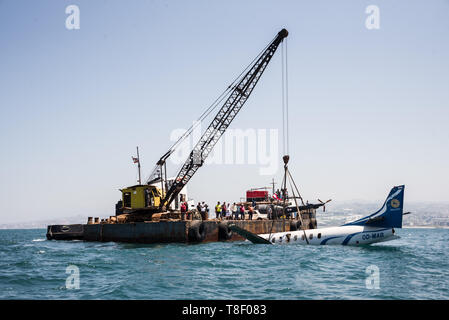 Un petit avion de passagers déclassés vu ramené dans l'eau pendant le projet. Avions déclassés sont ramené dans l'eau au large de la ville de Saida au Liban dans le cadre d'un projet de conservation pour créer un récif artificiel. La mer ici est stérile, donc, l'idée est de fournir des poissons et d'invertébrés, avec des structures permanentes pour leur donner une place pour se reproduire et le logement afin d'augmenter les stocks de poissons et la vie marine pour la pêche et le tourisme. Banque D'Images