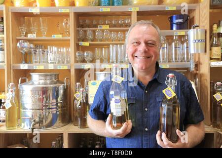 France, Bouches du Rhône, Marseille, Vieux Port, La Maison du pastis distribue une centaine de pastis et absinthes, Frédéric Bernard (son fondateur) Banque D'Images