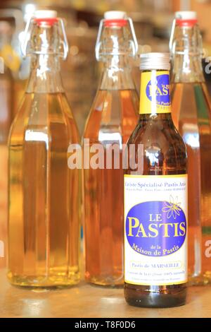 France, Bouches du Rhône, Marseille, Vieux Port, La Maison du pastis distribue une centaine de pastis et absinthes, ici 4 pastis faites par la chambre Banque D'Images