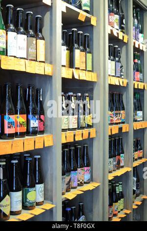 France, Nord, Lille, Vieux Lille, Rue Jean Jacques Rousseau, Celestin micro brasserie, magasin de vente de nombreuses variétés de bière Banque D'Images