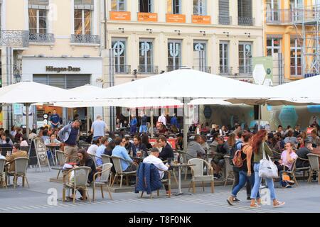 France, Rhône, Lyon, vieille ville, classée au Patrimoine Mondial de l'UNESCO, la place des Terreaux (1er arrondissement), terrasse de café Banque D'Images