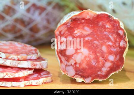 France, Rhône, Lyon, Halles de Lyon Paul Bocuse, saucisses Sibilia (1971), saucisson sec Banque D'Images