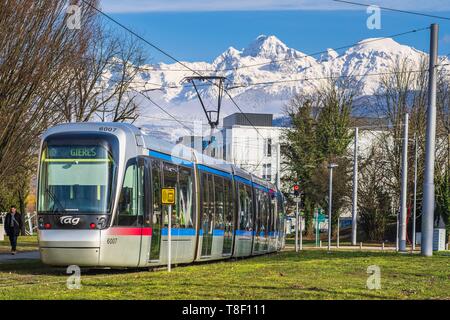 France, Isère, Saint-Martin-d'Hères, le campus de l'Université Grenoble Alpes, tramways et de la chaîne de Belledonne en arrière-plan Banque D'Images