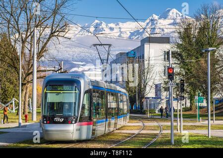 France, Isère, Saint-Martin-d'Hères, le campus de l'Université Grenoble Alpes, tramways et de la chaîne de Belledonne en arrière-plan Banque D'Images