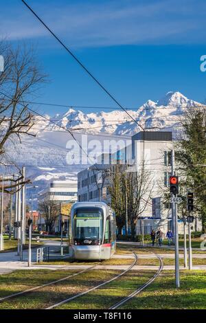 France, Isère, Saint-Martin-d'Hères, le campus de l'Université Grenoble Alpes, tramways et de la chaîne de Belledonne en arrière-plan Banque D'Images