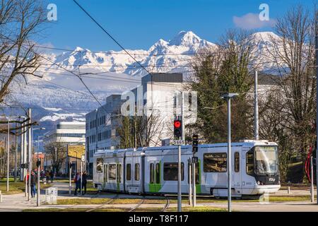 France, Isère, Saint-Martin-d'Hères, le campus de l'Université Grenoble Alpes, tramways et de la chaîne de Belledonne en arrière-plan Banque D'Images