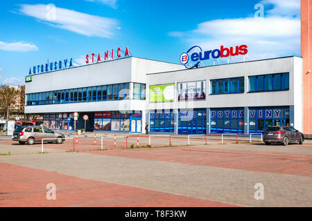 KOSICE, SLOVAQUIE - 1 mai 2019 : voitures garées sur le parking situé en face de la principale station de bus (Autobusova stanica) à Kosice (Slovaquie) Banque D'Images